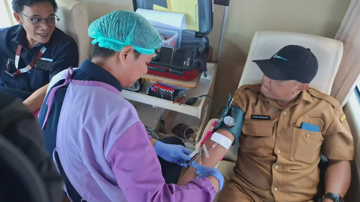 DONOR DARAH: Salah seorang petugas kesehatan melakukan prosedur donor darah kepada salah satu ASN Diskumperindag di Pasar Induk Among Tani Kota Batu kemarin (14/7).