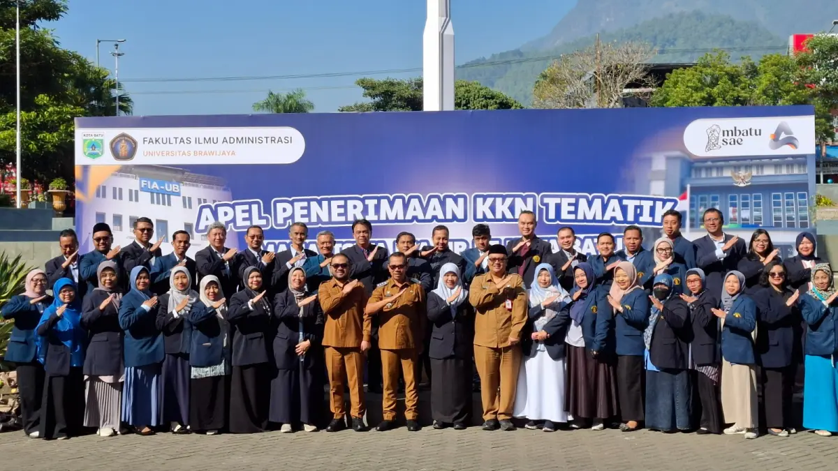 KKN TEMATIK: Walikota Batu Nurochman berikan samir ke salah satu mahasiswa FIA UB sebagai simbol penerimaan mahasiswa yang akan KKN di Kota Batu kemarin (14/7).