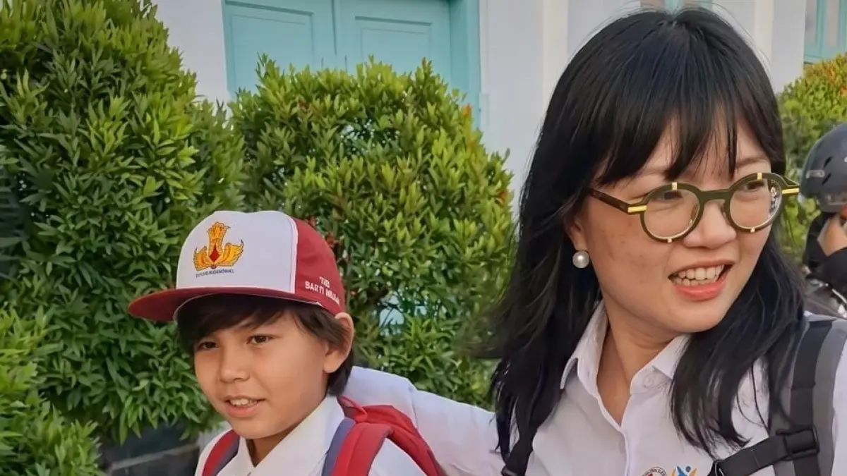 Wamen Stella Christie Antar Anak ke SD Santa Ursula Jakarta. (Sumber: Instagram/@prof.stellachristie)