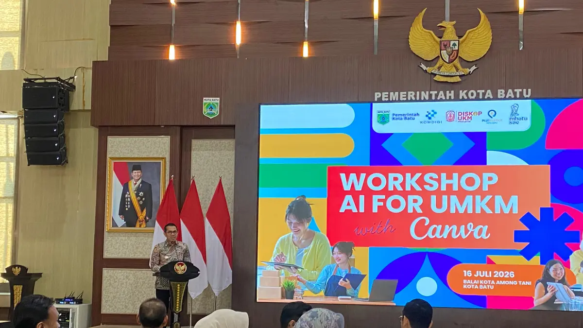 DIDORONG GUNAKAN AI: Wali Kota Batu Nurochman memberikan sambutan dalam kegiatan Workshop AI for UMKM di Graha Pancasila, Balai Kota Among Tani Kota Batu kemarin (16/7).