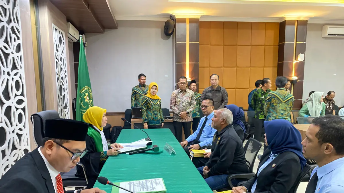 JALANI PERSIDANGAN: Sejumlah pemohon menjalani sidang perwalian di Gedung Bhina Bhakti Praja di Rumah Dinas Wali Kota Batu kemarin (16/7).