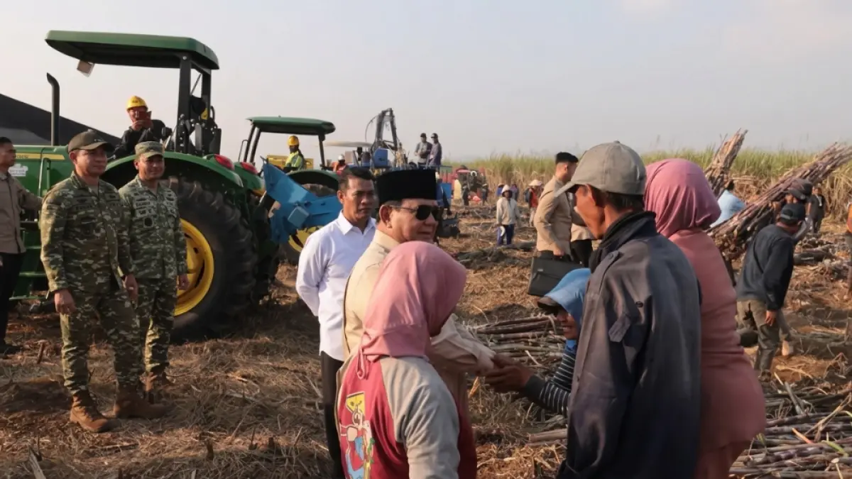 Momen Presiden Prabowo berjumpa dengan petani saat menghadiri acara Panen Raya TNI di Lanud Abdulrachman Saleh, Kabupaten Malang, Jawa Timur, pada Jumat (17/7).  