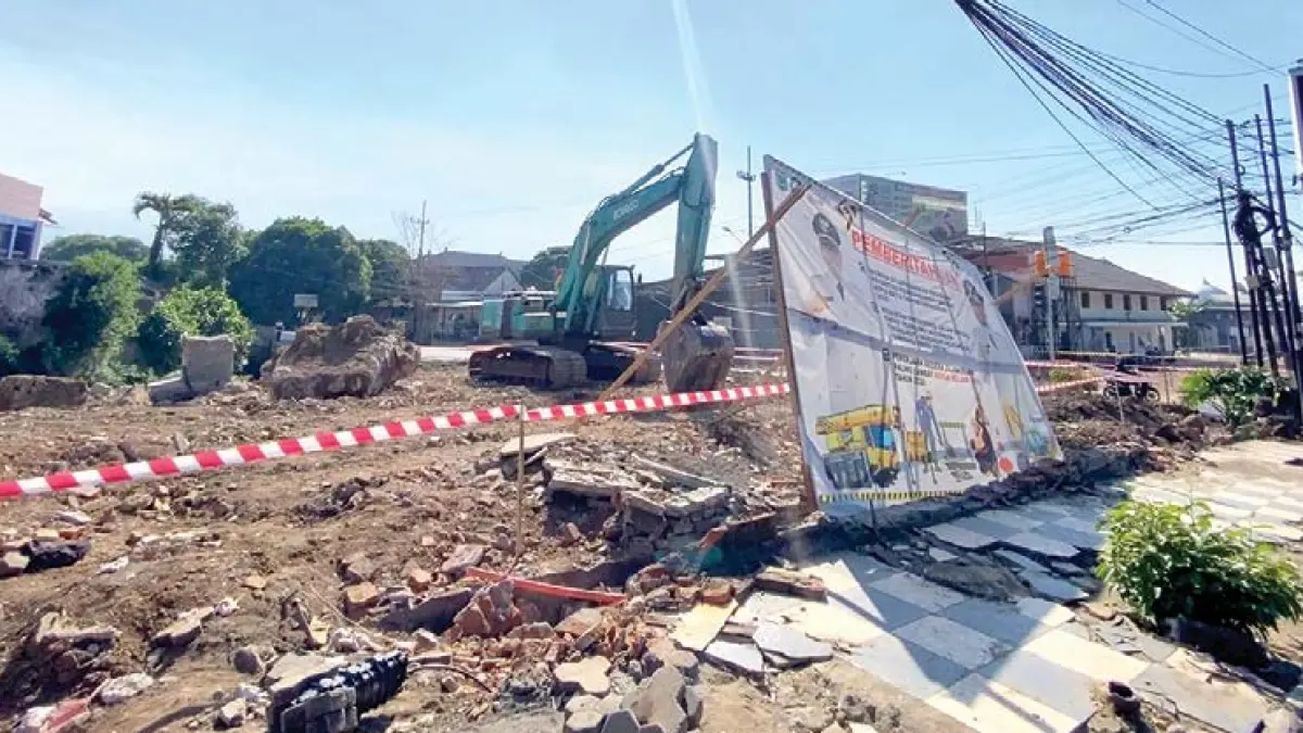 MULAI BERJALAN: Kondisi proyek Simpang Patih sudah memasuki tahap perataan tanah kemarin (17/7).