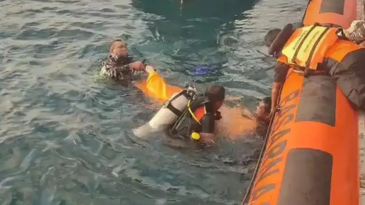 Proses Evakuasi 2 Korban Turis China di Perairan Pulau Kelor Labuan Bajo. (Sumber: Instagram)