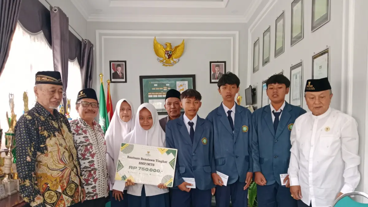 DANA ZAKAT MENGUAT: Tim Baznas berikan bantuan beasiswa untuk siswa/i di jenjang SMP/MTs beberapa hari lalu. BAZNAS BATU