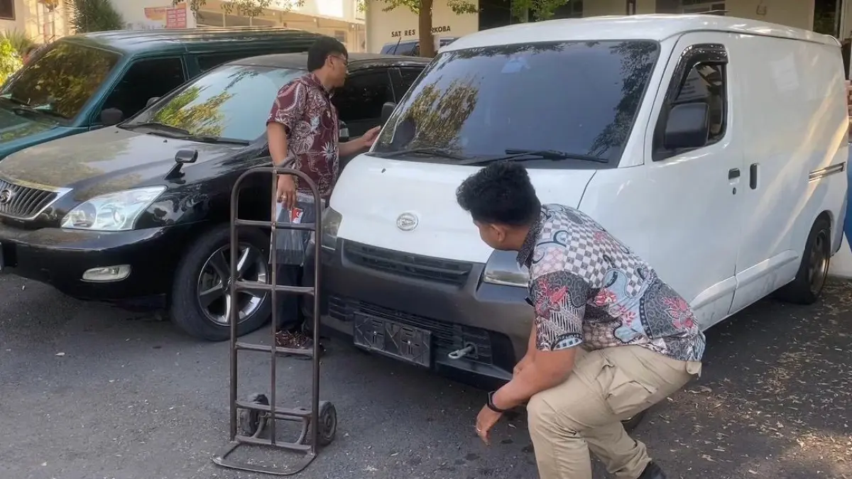 CEK KONDISI: Tim Satreskrim Polres Batu mengecek kondisi unit mobil blind van yang digunakan pelaku untuk membobol gudang logistik pada 6 Juli lalu.