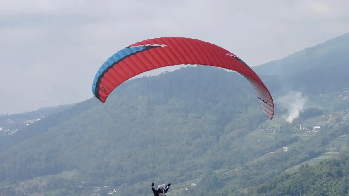 FESTIVAL PARALAYANG: Salah seorang peserta BISTF-IPAC 2025 unjuk kebolehan di kawasan Gunung Banyak tahun lalu. (RORI DINANDA BESTARI/RADAR BATU)