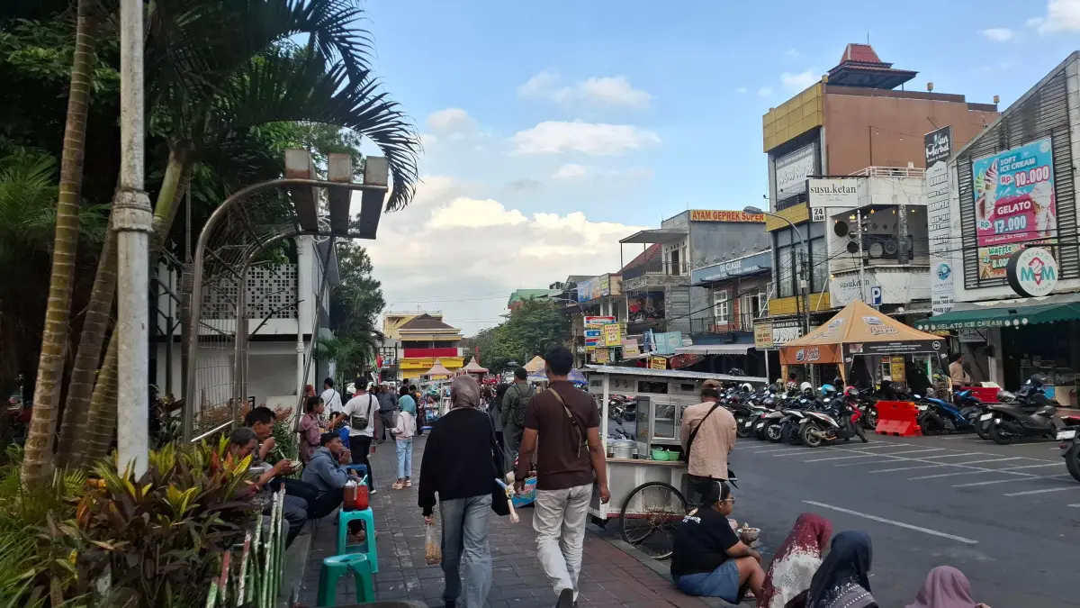 KEMBALI MENJAMUR: Sejumlah PKL liar tampak berjualan di pinggir jalan dan trotoar Alun-Alun Kota Batu kemarin (19/7).