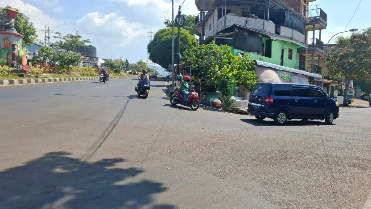 OJOL: Driver ojol tampak mengantar pengguna jasa melintasi Jalan raya Sultan Agung menuju Jalan Agus Salim, Kelurahan Sisir, Kecamatan Batu pada Jumat lalu (17/7).