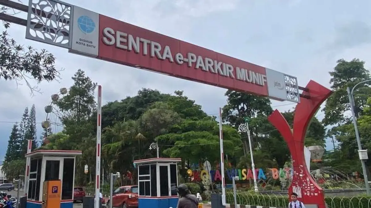 RAWAN KEBOCORAN: Salah satu titik gate parkir di Alun-Alun Kota Batu tak beroperasi. Legislatif dorong pembayaran nontunai untuk optimalisasi retribusi.