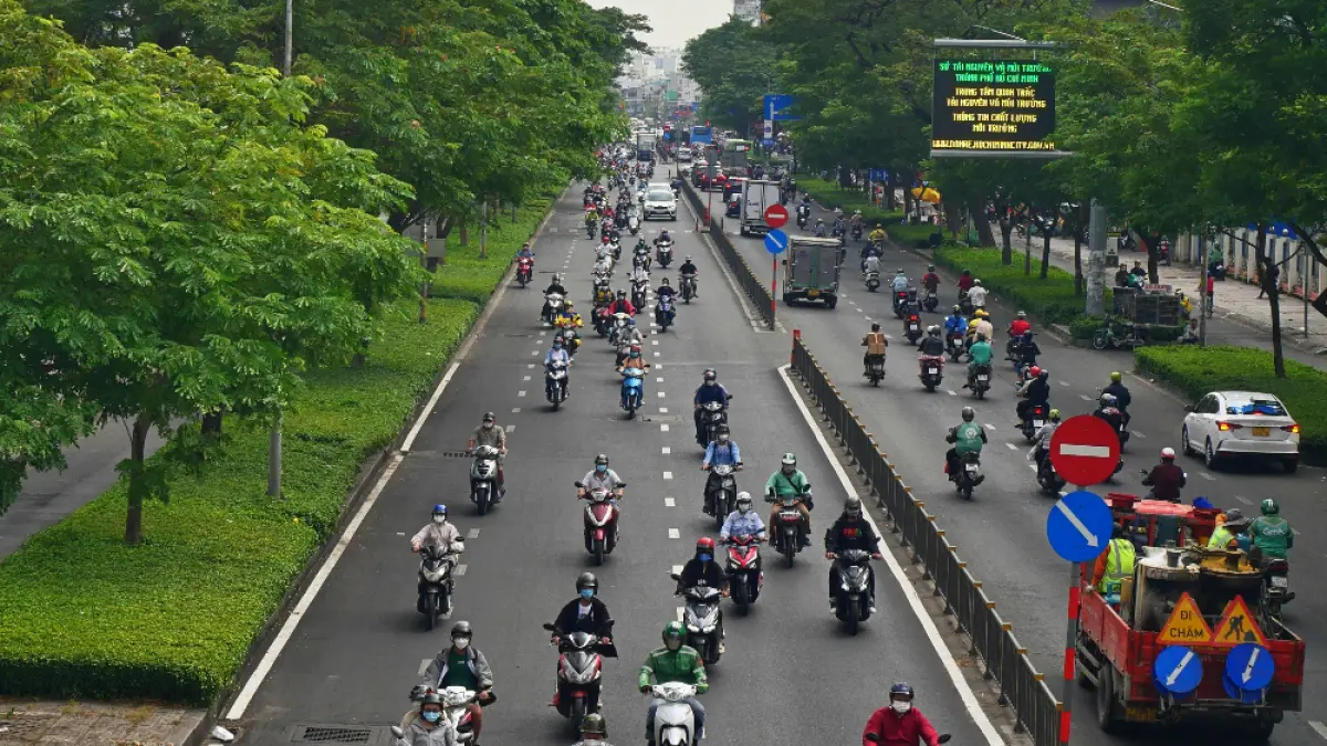 Ilustrasi pengendara kendaraan bermotor terlihat melalui sistem Electronic Traffic Law Enforc ement (ETLE). (Unsplash).