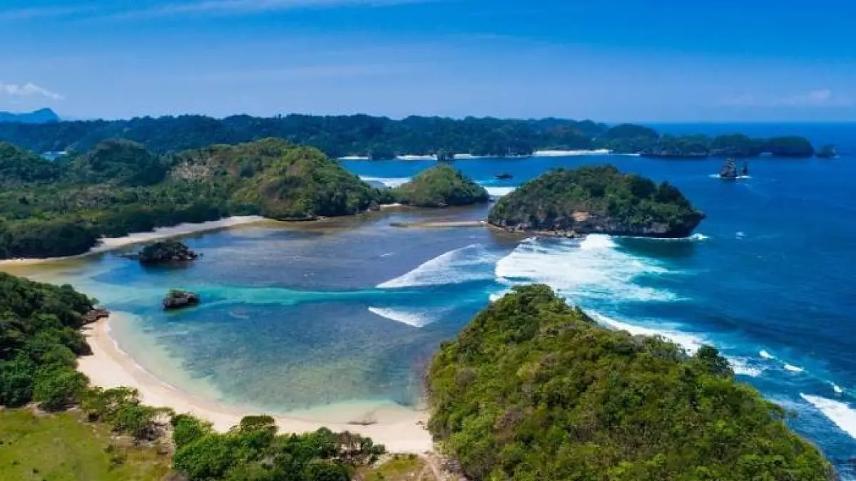 Pantai Teluk Asmara (Google)