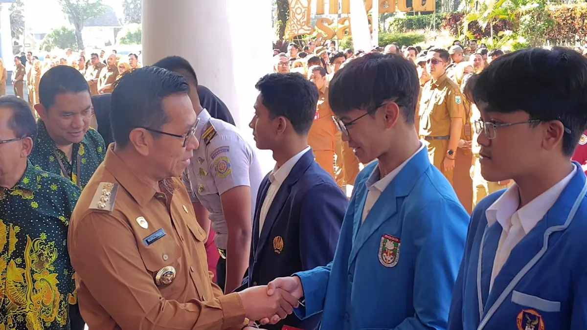 Wali Kota Nurochman memberikan beasiswa kepada mahasiswa asal Kota Batu secara simbolis. (Rori Dinanda Bestari/Radar Batu)