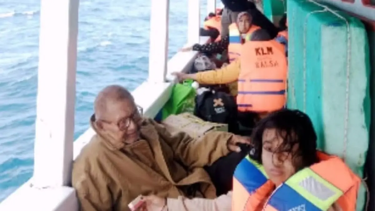 Kakek Umar Kenakan Jaket Pelampung ke Cucunya. (Sumber: X).