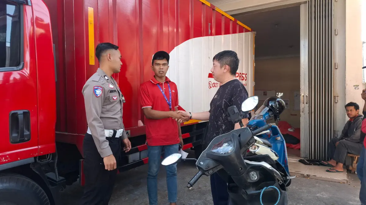 KECELAKAAN: Petugas Satlantas Polres Batu mendamaikan pihak-pihak yang terlibat dalam kecelakaan beruntun di Jalan Raya Mojorejo, Kecamatan Junrejo kemarin (21/7).