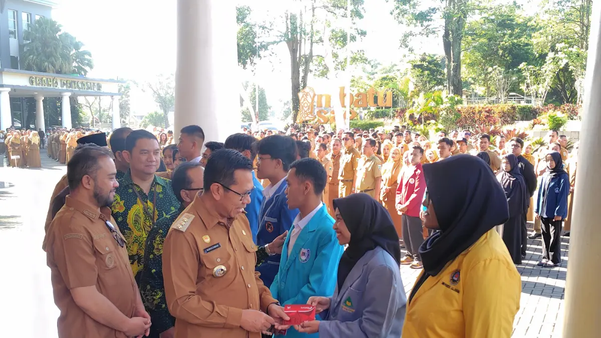 TERIMA BEASISWA: Wali Kota Batu Nurochman menyalurkan beasiswa seribu sarjana di Balai Kota Among Tani Batu beberapa waktu lalu.