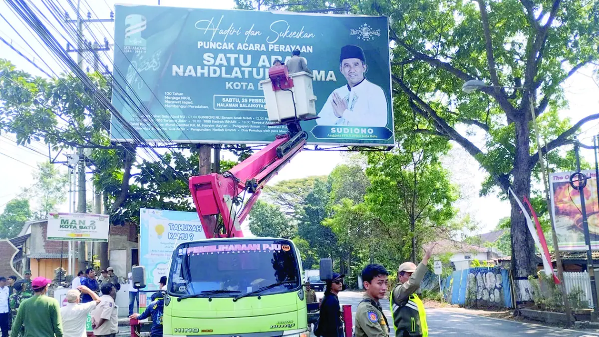 PENERTIBAN REKLAME ILEGAL: Satpol PP Kota Batu tertibkan reklame tak berizin dan reklame dengan izin yang telah kedaluwarsa di sejumlah titik. Salah satunya di Jalan Raya Hasanuddin, Kecamatan Batu beberapa waktu lalu. (SATPOL PP KOTA BATU FOR RADAR BATU)