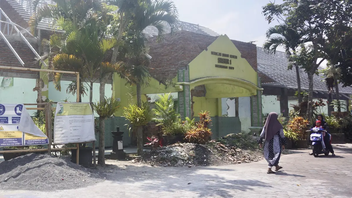 BAKAL DIDANAI BTT: Proyek rehabilitasi SD Negeri Sisir 1 mangkrak usai ditinggal kontraktor beberapa waktu lalu.