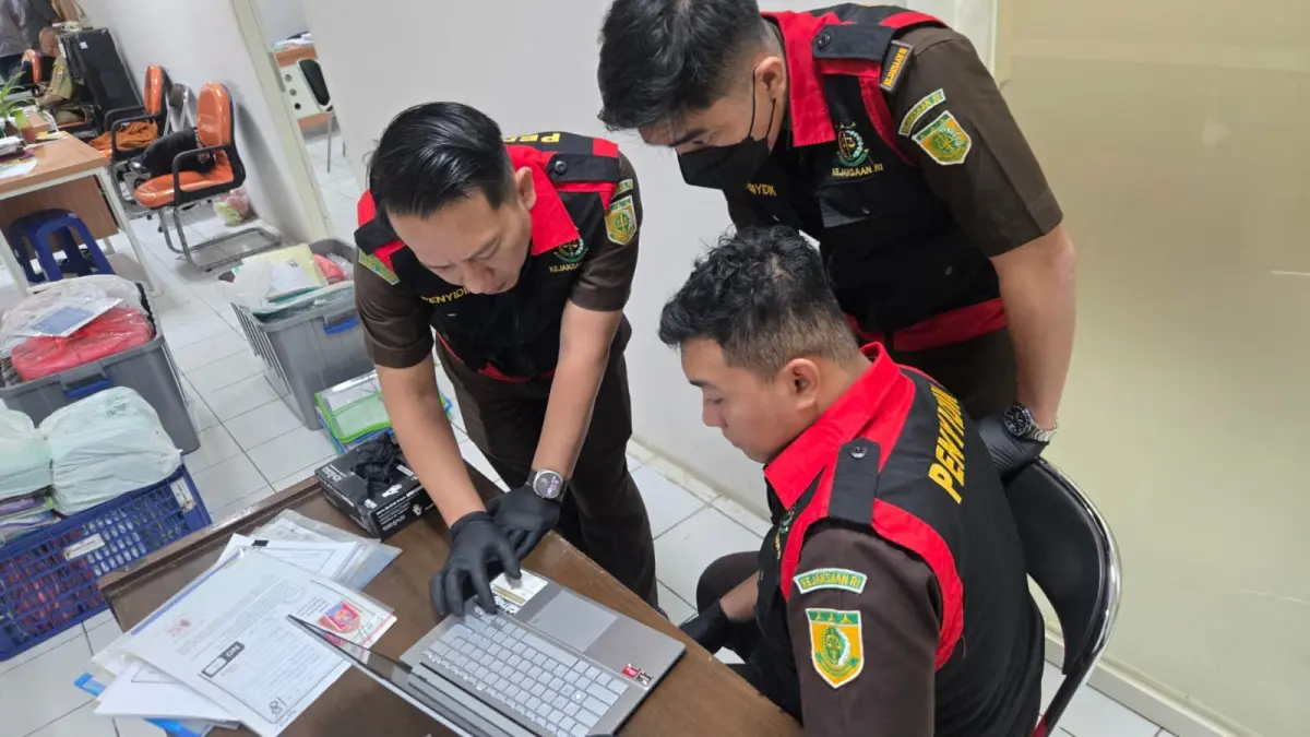 DALAM PENYIDIKAN: Tim Pidsus Kejari Batu menggeledah Kantor Diskumperindag Kota Batu pada Senin lalu (6/7).