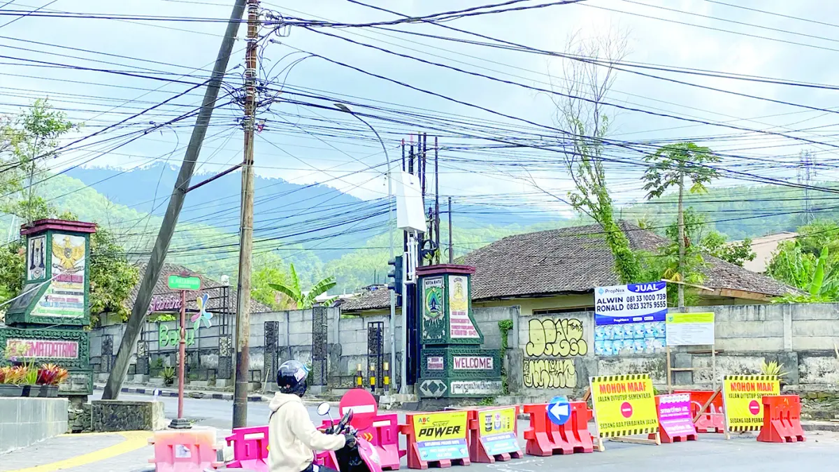 DITUTUP: Akses menuju Jalan Hasanuddin dipasang water barrier kemarin. Penutupan bertujuan untuk preservasi jalan dengan beton rigid.