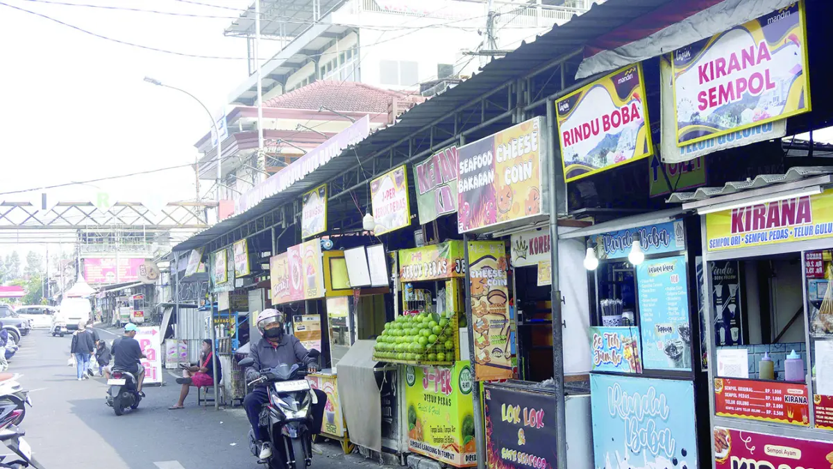 KAWASAN IKONIK: Para wisatawan memadati area pasar Alun-Alun Kota Batu beberapa waktu lalu.