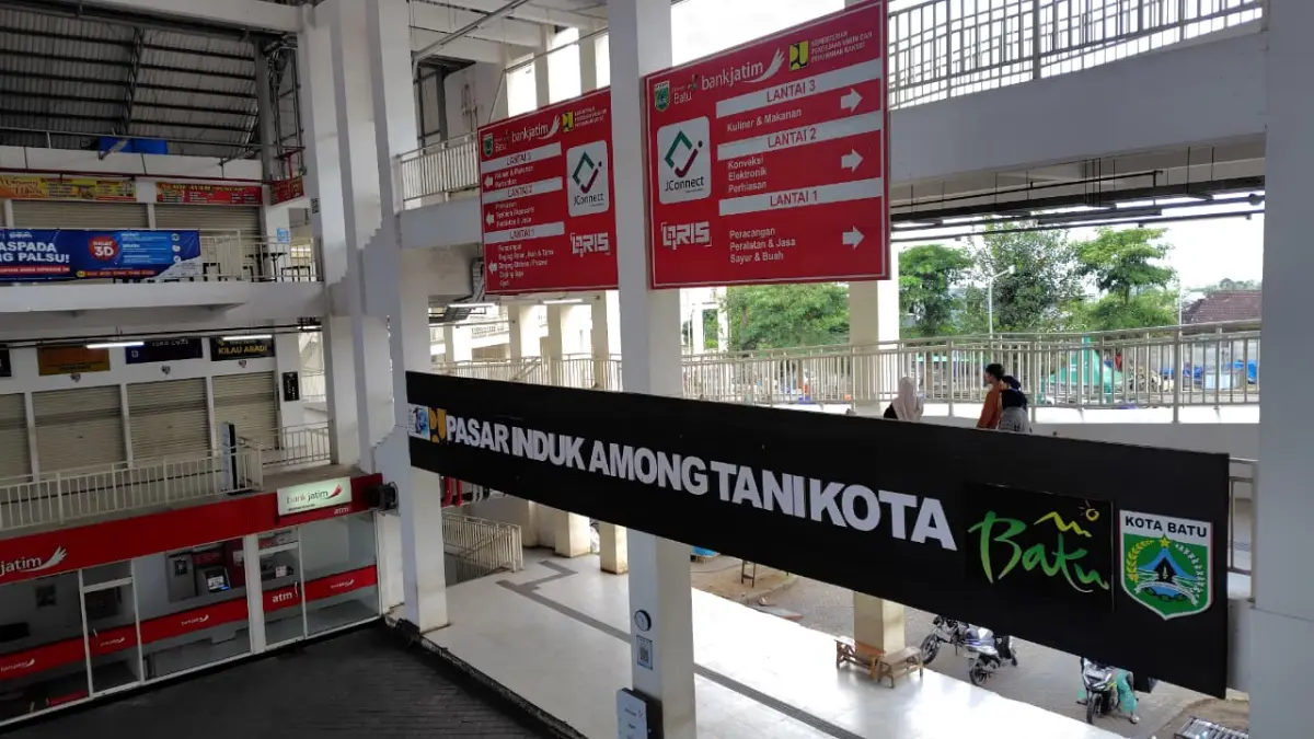 JADI SOROTAN: Suasana di Pasar Induk Among Tani Batu kemarin (9/7).