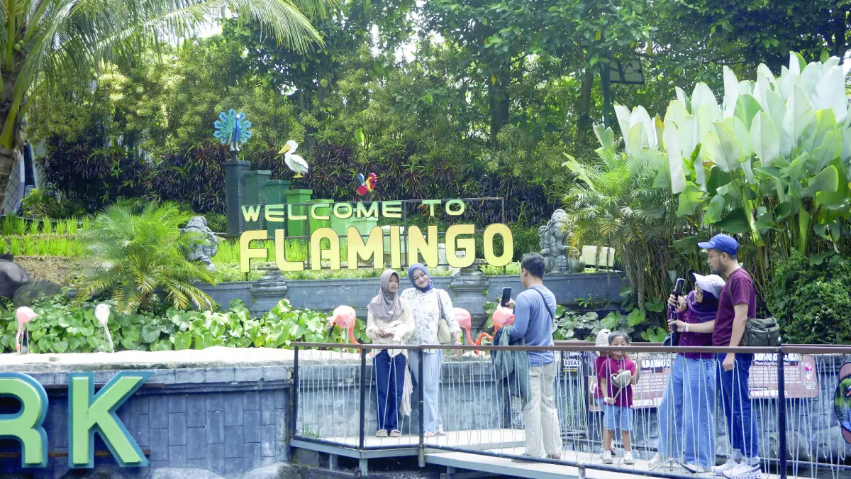 JUJUGAN WISATAWAN: Para pengunjung mengabadikan momen di salah satu spot foto di Eco Active Park beberapa waktu lalu. (RORI DINANDA BESTARI/RADAR BATU)