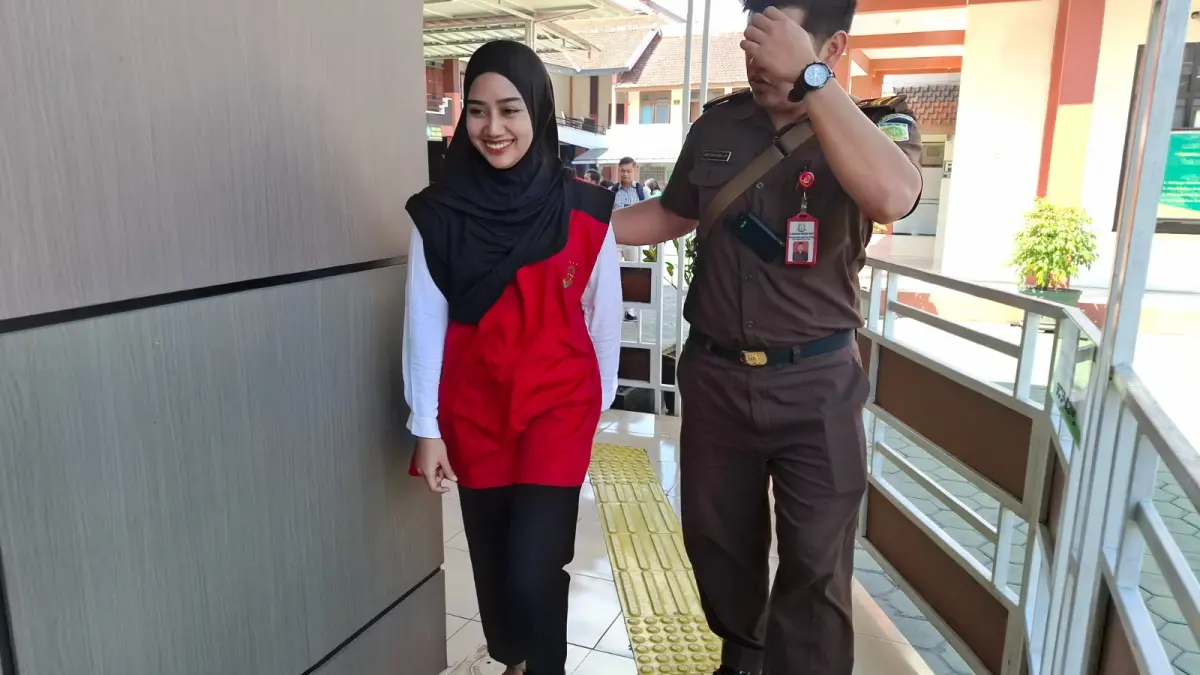 KASUS MUNCIKARI: Terdakwa Citra Puspita Nabila berjalan memasuki ruang sidang kartika Pengadilan Negeri Malang pada Rabu lalu (8/7).