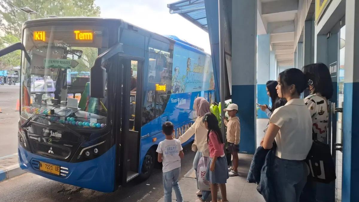 TERMINAL BATU: Sejumlah penumpang tampak mengantre untuk bersiap naik Trans Jatim beberapa hari lalu.