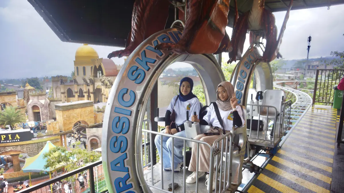 FAVORIT PENGUNJUNG: Beberapa pengunjung menaiki wahana Jurrasic Sky Ride di Jawa Timur Park 3 beberapa waktu lalu.