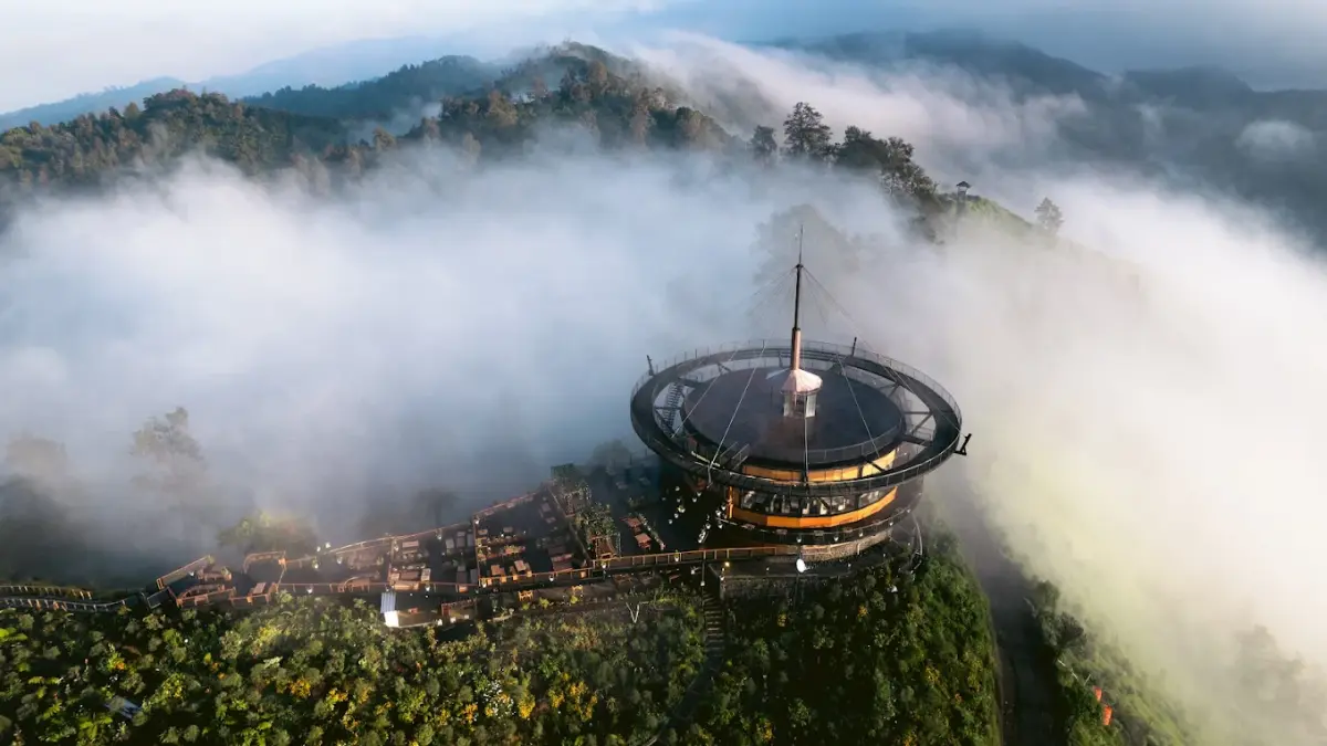 Kabut yang tampak di kafe Bromo Hillside (Bromo Hillside)