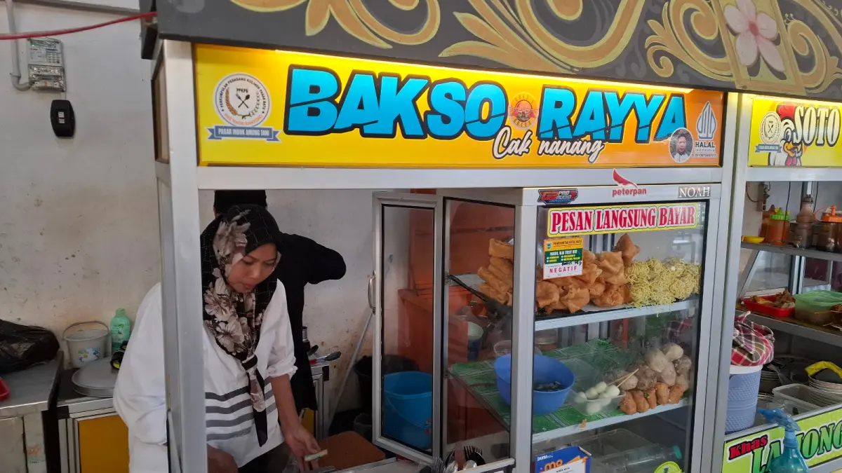 SERTIFIKASI HALAL: Pedagang bakso di zona kuliner lantai 3 Pasar Induk Among Tani menyiapkan pesanan dari pembeli beberapa waktu lalu.