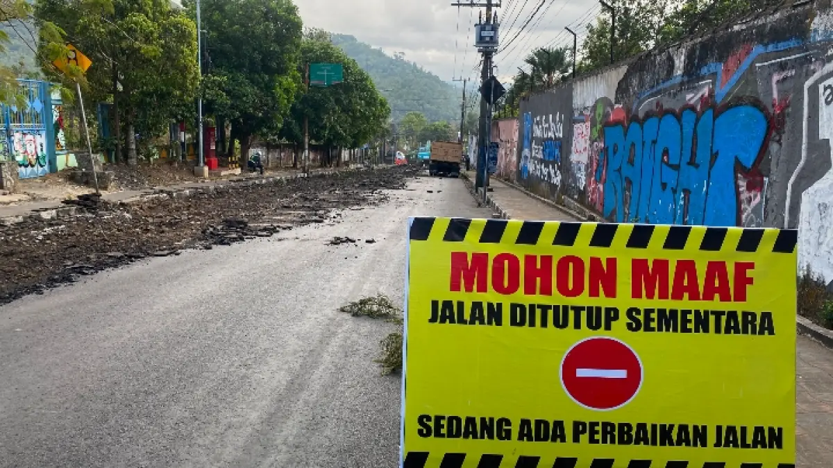TOTAL: Jalan Hasanudin, Kota Batu ditutup untuk seluruh jenis kendaraan. Foto: RORI DINANDA BESTARI/RADAR BATU