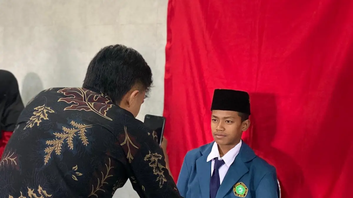 JEMPUT BOLA: Tim Dispendukcapil melakukan perekaman KIA di SMP Raden Patah, Kecamatan Bumiaji beberapa waktu lalu. (RORI DINANDA BESTARI/RADAR BATU)