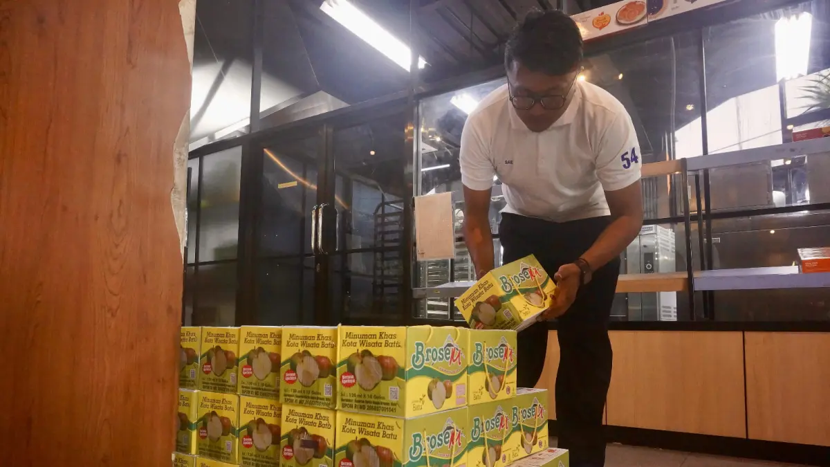 PRODUK LOKAL: Beberapa produk UMKM dipasarkan di toko oleh-oleh Kota Batu beberapa waktu lalu. (RORI DINANDA BESTARI/RADAR BATU)