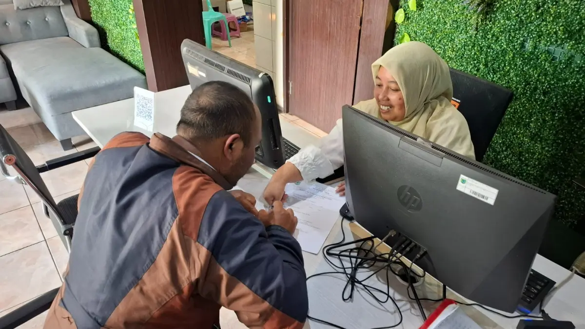 PELAYANAN: Petugas Kantor Desa Temas, Kecamatan Batu melayani masyarakat yang mengajukan surat keterangan tidak mampu (SKTM) pada Rabu lalu (22/7).