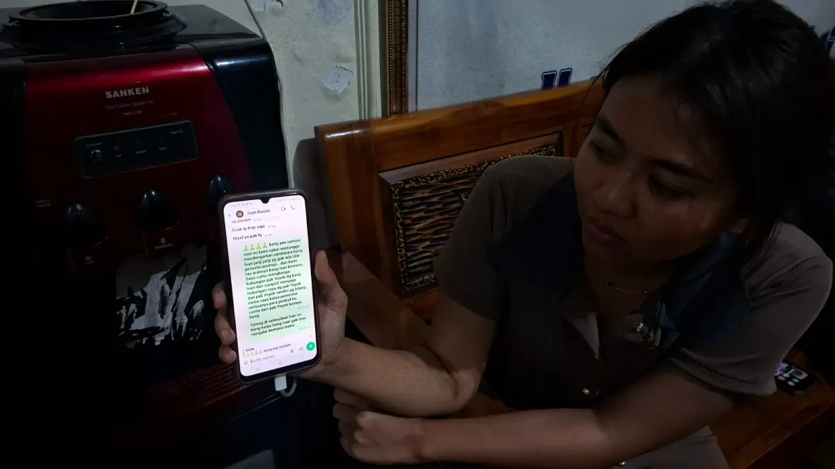 PENIPUAN: Nur Avia Aminia Junaedy, anak korban penipuan jual beli sapi kurban di Kecamatan Karangploso, Kabupaten Malang menunjukkan bukti chat transaksi dengan terduga pelaku beberapa hari lalu.