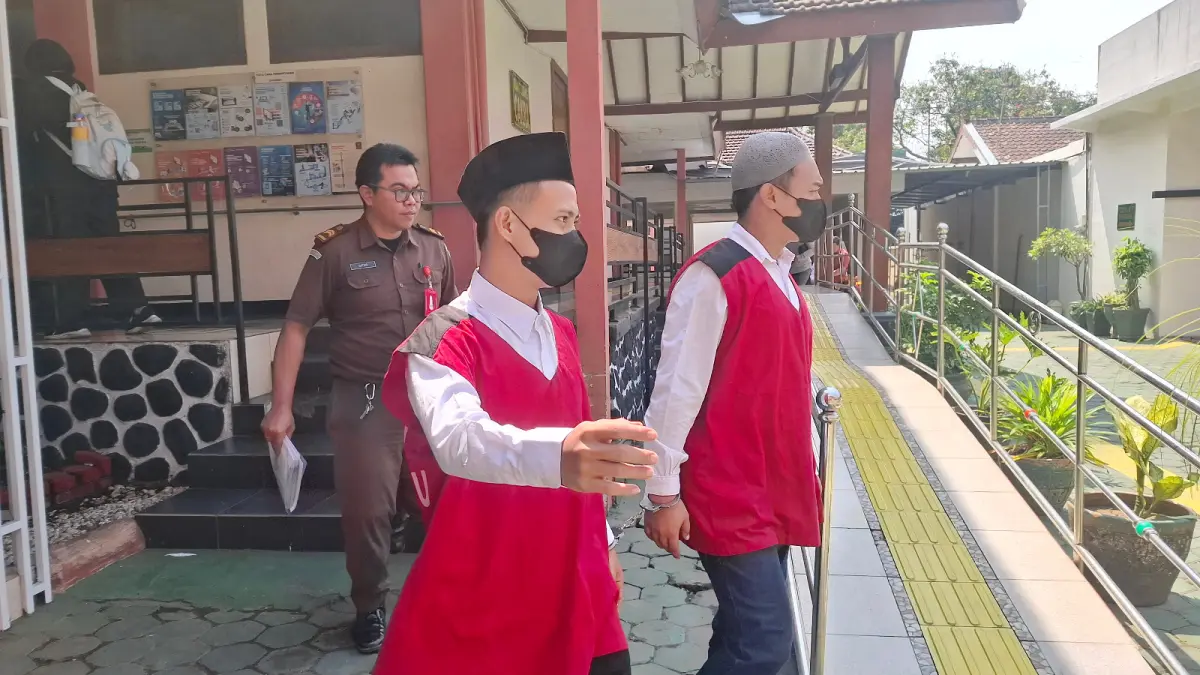 SIDANG VONIS: Terdakwa kasus pencurian 220 keping logam mulia keluar dari Ruang Sidang Cakra di Pengadilan Negeri Malang Kelas IA kemarin (27/7). (RAMIZARD RAFSANJANI/RADAR BATU)