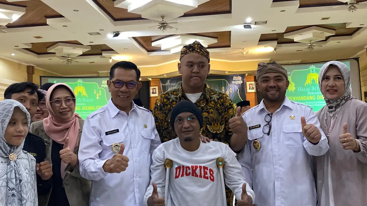 BERI PERHATIAN: Wali Kota Batu Nurochman berfoto bersama dengan beberapa penyandang disabilitas di Kecamatan Bumiaji beberapa waktu lalu.