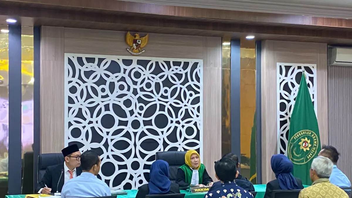 DIPASTIKAN HUKUM: Sejumlah orang mengikuti Sidang Terpadu di Rumah Dinas Wali Kota Batu beberapa waktu lalu. (RORI DINANDA BESTARI/RADAR BATU)