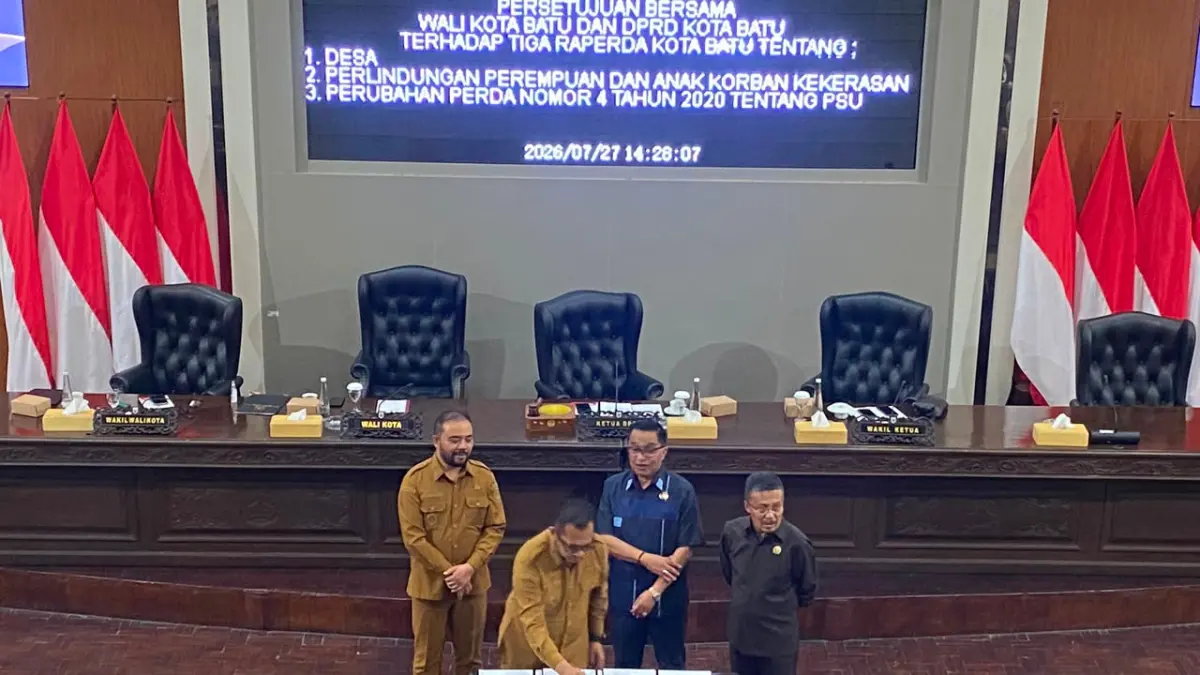 DITANDATANGANI: Wali Kota Batu Nurochman menandatangani nota kesepakatan pengesahan tiga raperda strategis di Kantor DPRD Kota Batu kemarin (27/7).