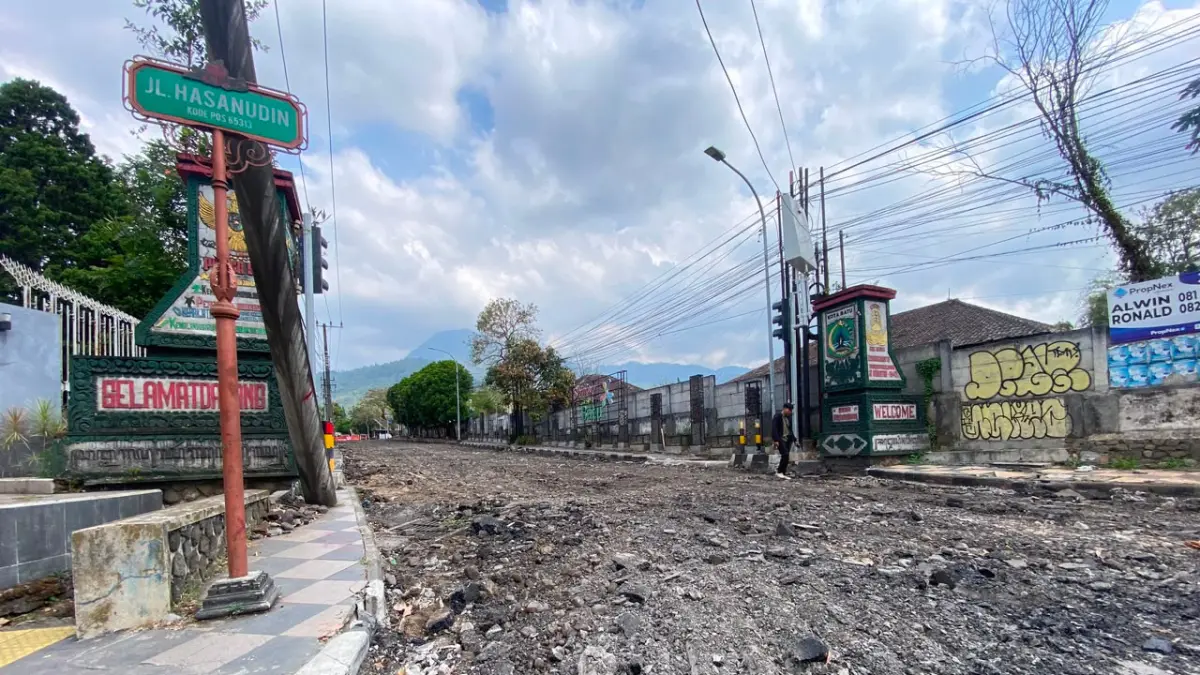 DALAM PERBAIKAN: Kondisi proyek preservasi Simpang Patih terus berjalan hingga kemarin (28/7).