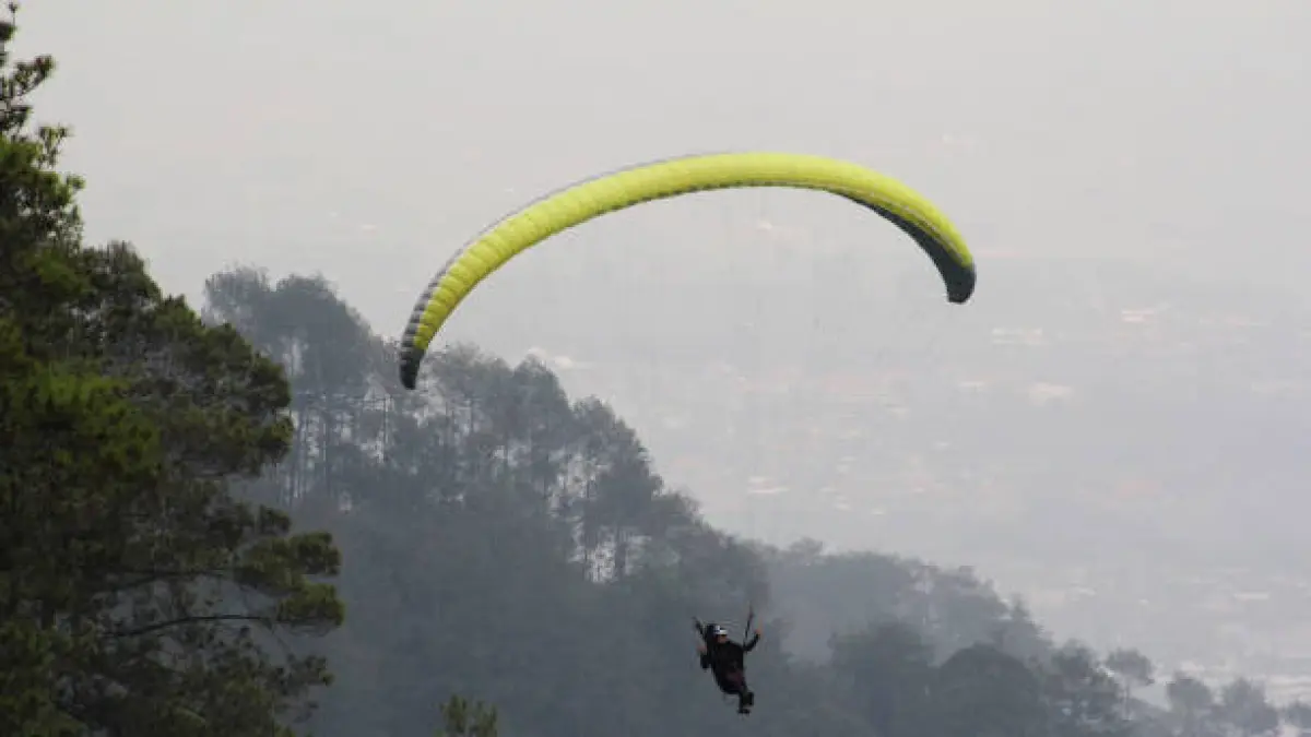 Ilustrasi atlet paralayang terbang di Batu International Sport Tourism Festival (BISTF) 2026 (Pinterest)