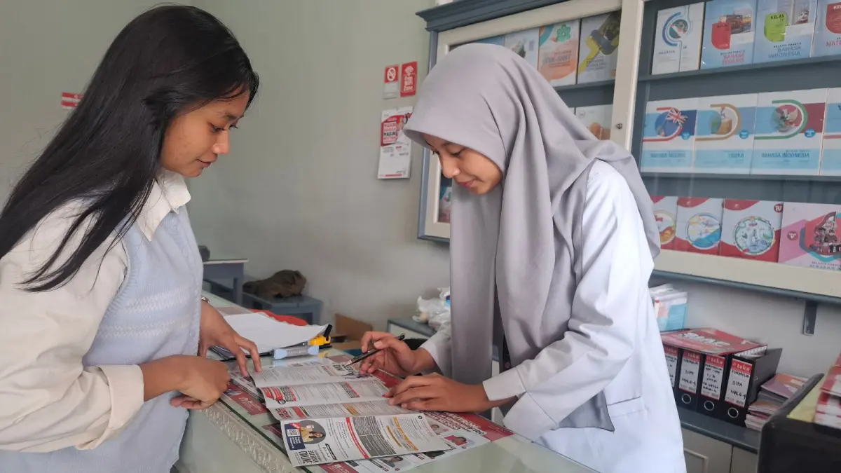 JUMLAH PENDAFTAR MELONJAK: Salah satu siswa SMA mendaftarkan diri di salah satu bimbel Kota Batu untuk persiapan masuk PTN beberapa hari lalu. (RAMIZARD RAFSANJANI/RADAR BATU)