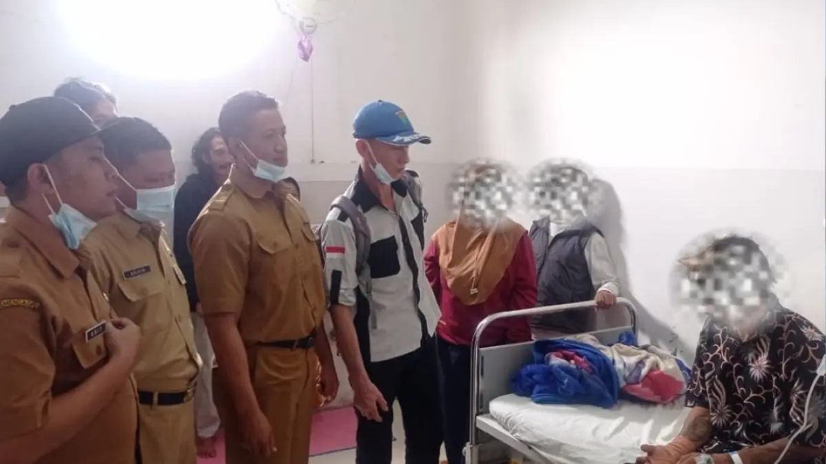 BERI PERHATIAN: Staf Kelurahan Temas mengunjungi korban pembacokan di RS Bhayangkara Hasta Brata pada 24 Juli lalu. (ISTIMEWA FOR RADAR BATU)