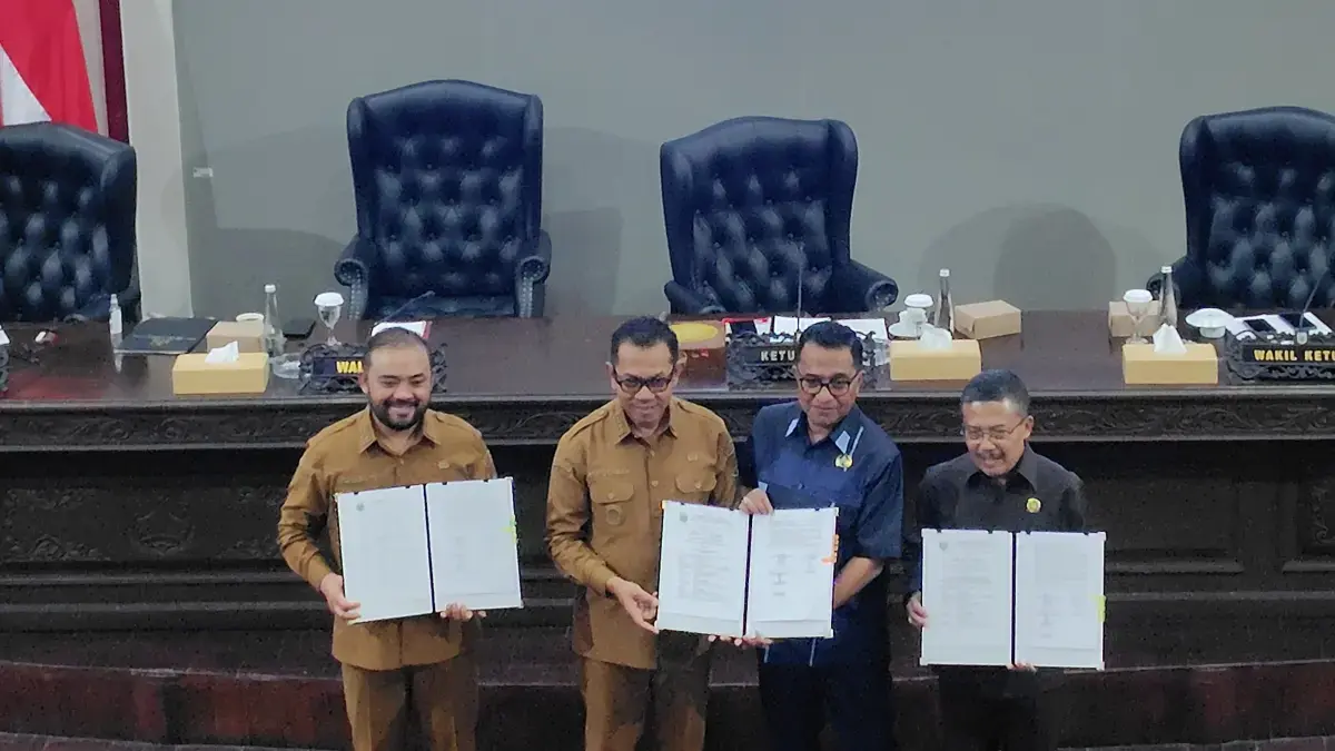 DITANDATANGANI: Wali Kota Batu Nurochman menandatangani nota kesepakatan pengesahan tiga raperda strategis di Kantor DPRD Kota Batu (27/7).