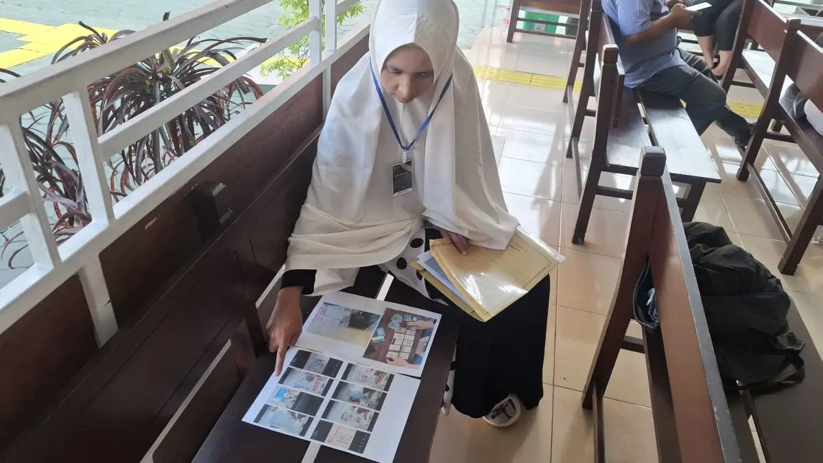 BARANG BUKTI: Korban pencurian logam mulia, Ayu Novitasari menunjukkan barang bukti emas jenis retro 1 gram yang hilang saat penyidikan perkara beberapa waktu lalu. (RAMIZARD RAFSANJANI/RADAR BATU)