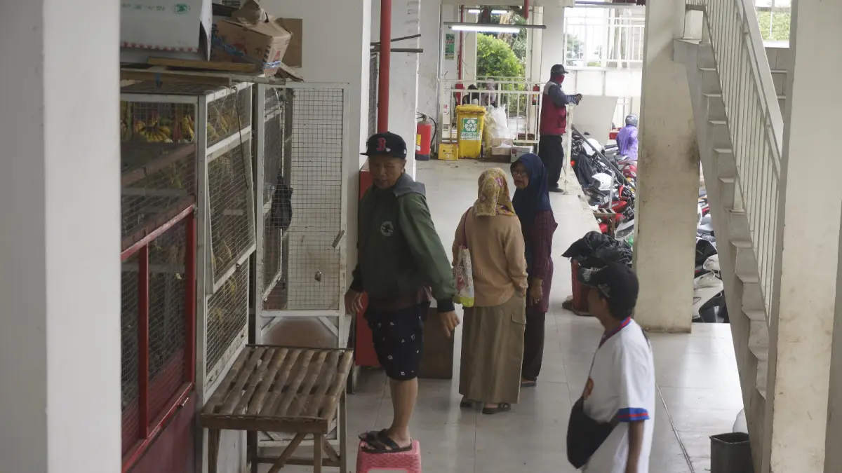 DALAM PENYIDIKAN: Suasana di Pasar Induk Among Tani Batu tampak dipadati pengunjung beberapa waktu lalu. (RORI DINANDA BESTARI/RADAR BATU)