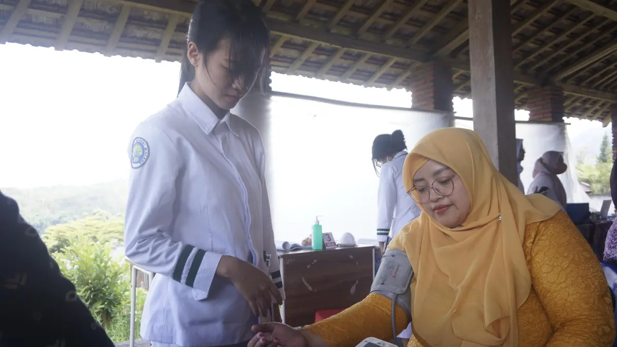 PEMERIKASAAN KESEHATAN GRATIS: Warga Tulungrejo, Kecamatan Bumiaji menjalani pemeriksaan tekanan darah yang diselenggarakan oleh Dinkes Kota Batu beberapa waktu lalu. (RORI DINANDA BESTARI SIREGAR/RADAR BATU)