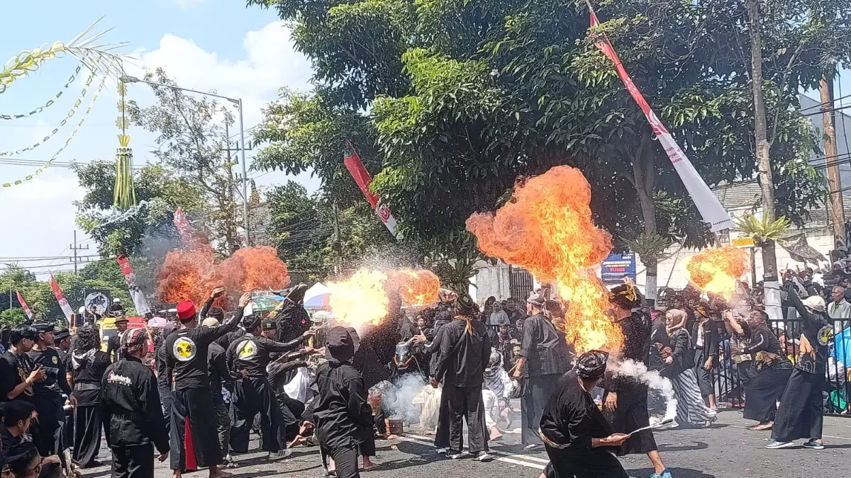 SEDOT RIBUAN ANIMO: Pertunjukan festival Bantengan Nuswantoro di Jalan Panglima Sudirman, Kecamatan Batu tahun lalu sedot animo ribuan wisatawan dari berbagai daerah. (RORI DINANDA BESTARI/RADAR BATU)